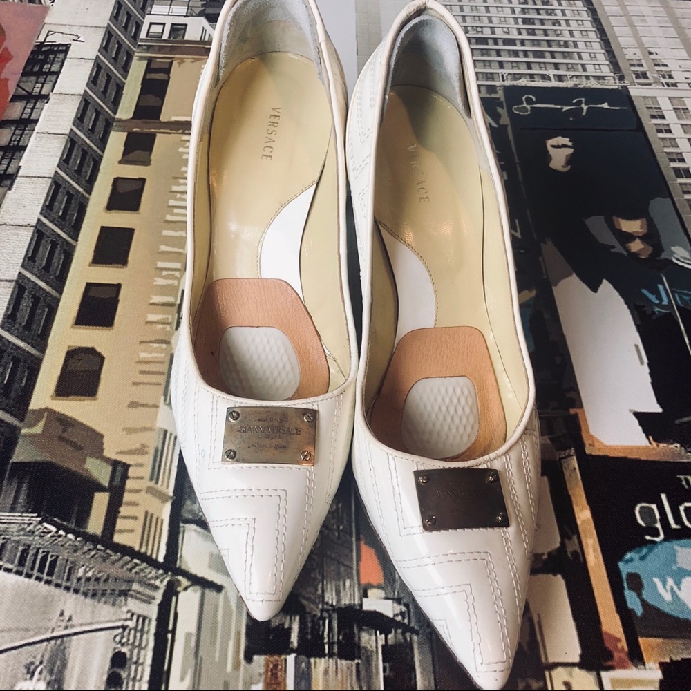 Gianni Versace | Classic White Pumps